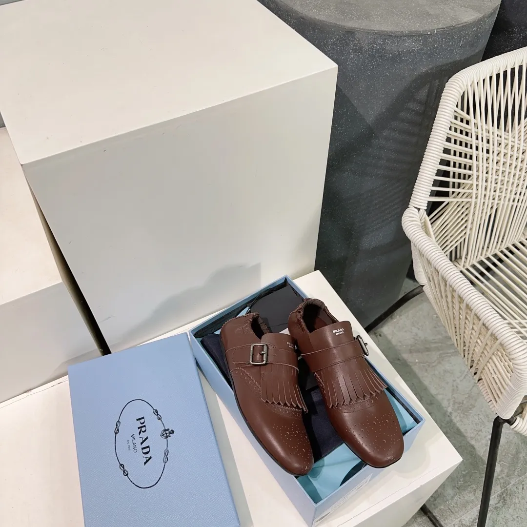 👟👟Ex-factory price 580👟👟! Prada 25 spring and summer catwalk new brogue carved tassel retro loafers and slippers series 🔥 🌟🌟🌟This shoe deliberately presents a classic and retro style, with both masculine temperament and feminine style, forming a binary contrast, highlighting the iconic style of the Prada series. The tassels are crafted using special craftsmanship, and details such as buckles and brogue patterns reveal traditional charm. An unconventional and surprising reinterpretation, the shoe is re-launched in a more fashionable design. The upper is made of imported calfskin, the lining is sheepskin, and the original molded rubber sole. Number of yards: 35-40 (40 pieces are non-refundable). Comes with original packaging.